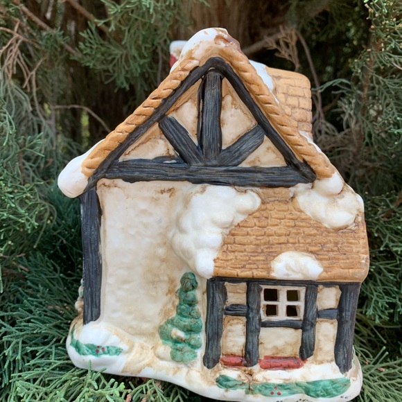 Vintage Christmas Cottage - Picture 4 of 14